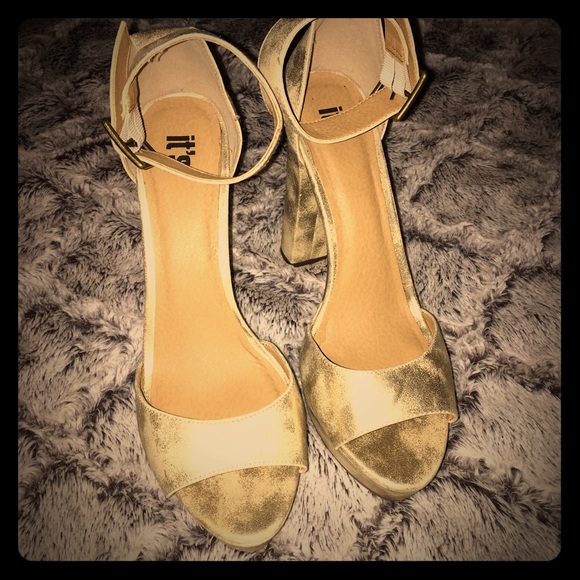 New gold heels 👠 - Picture 1 of 3